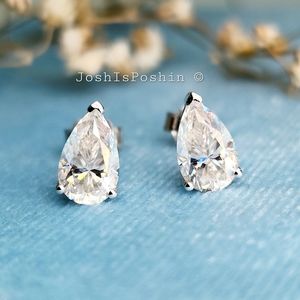 Beautiful & Classic Teardrop Cubic Zirconia Stud Earrings - White Crystal